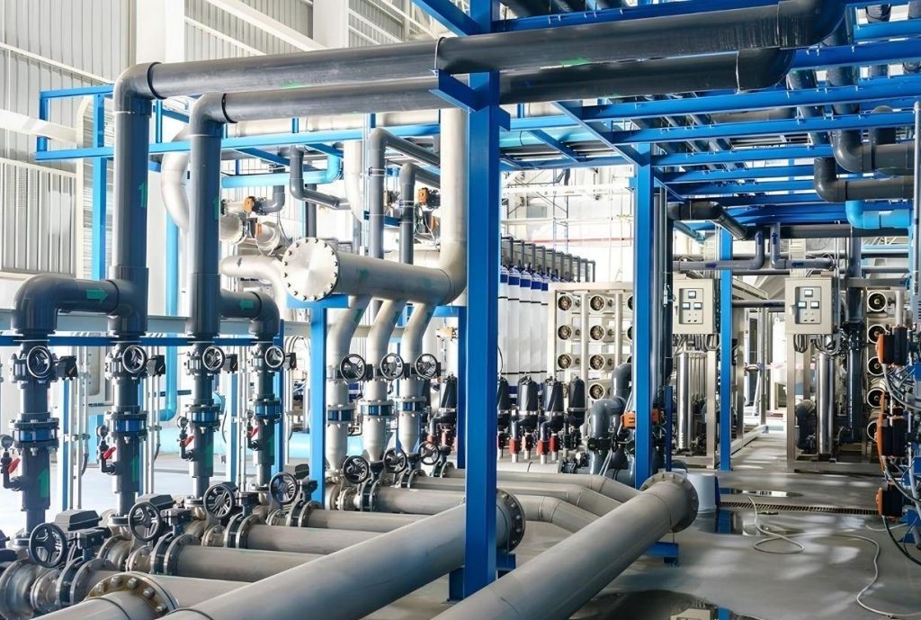 شبکه پایپینگ صنعتی در واحد فرآیندی با Pipe Rack، خطوط لوله، شیرآلات و تجهیزات