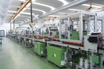 خط تولید صنعتی و ماشین‌آلات کارخانه در سالن تولید