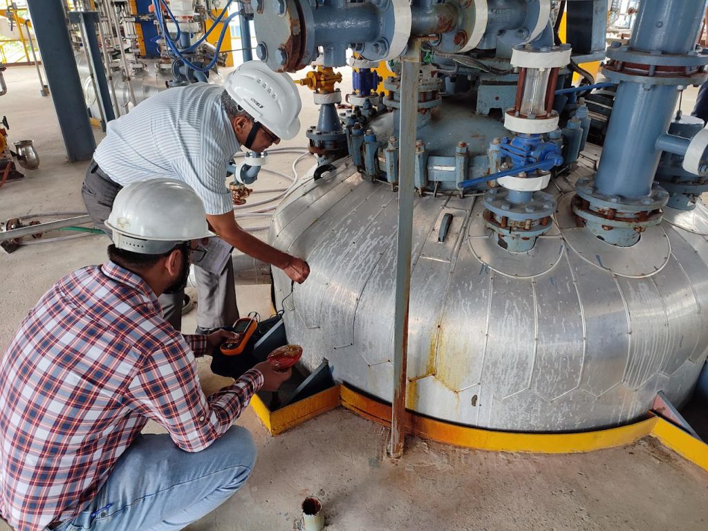بازرسی مخزن تحت فشار صنعتی توسط بازرس با دستگاه تست اولتراسونیک NDT